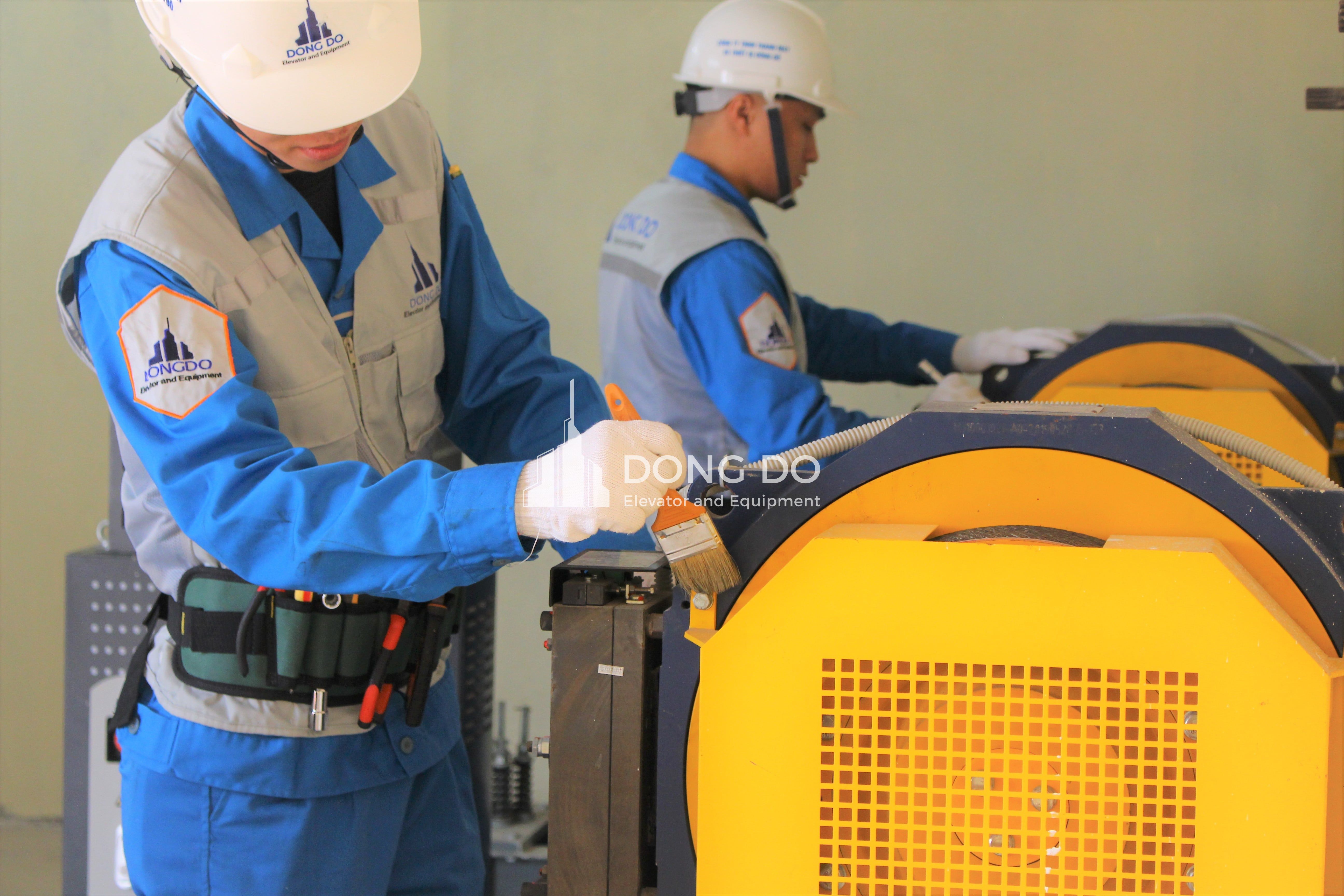 Kỹ thuật viên Đông Đô tận tâm trong từng công đoạn bảo trì thang máy